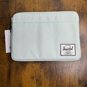 Herschel Sleeve